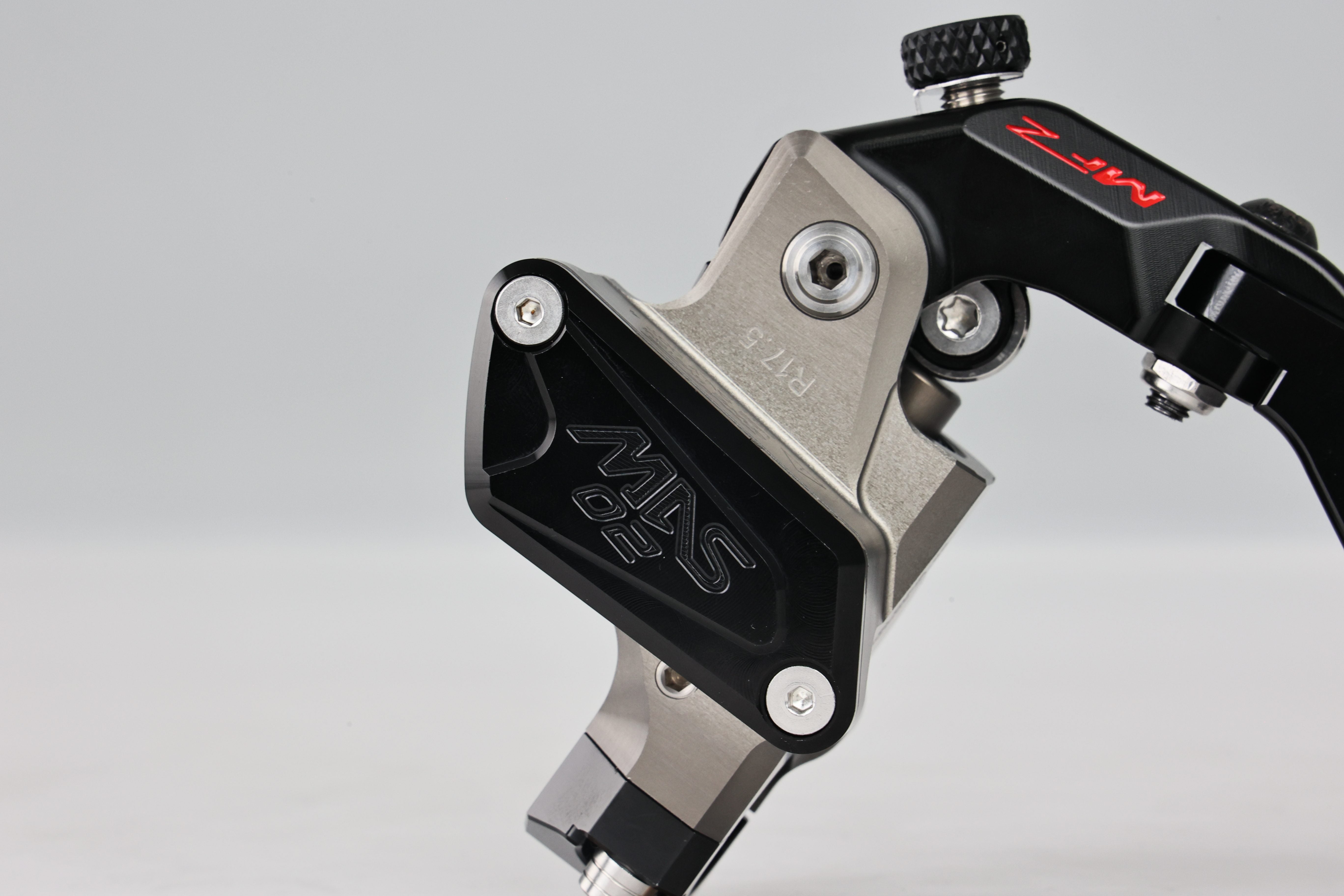 MAS-02R-17.5CB-15LRight Integrated Master Cylinder – Hard Anodized Natural Finish