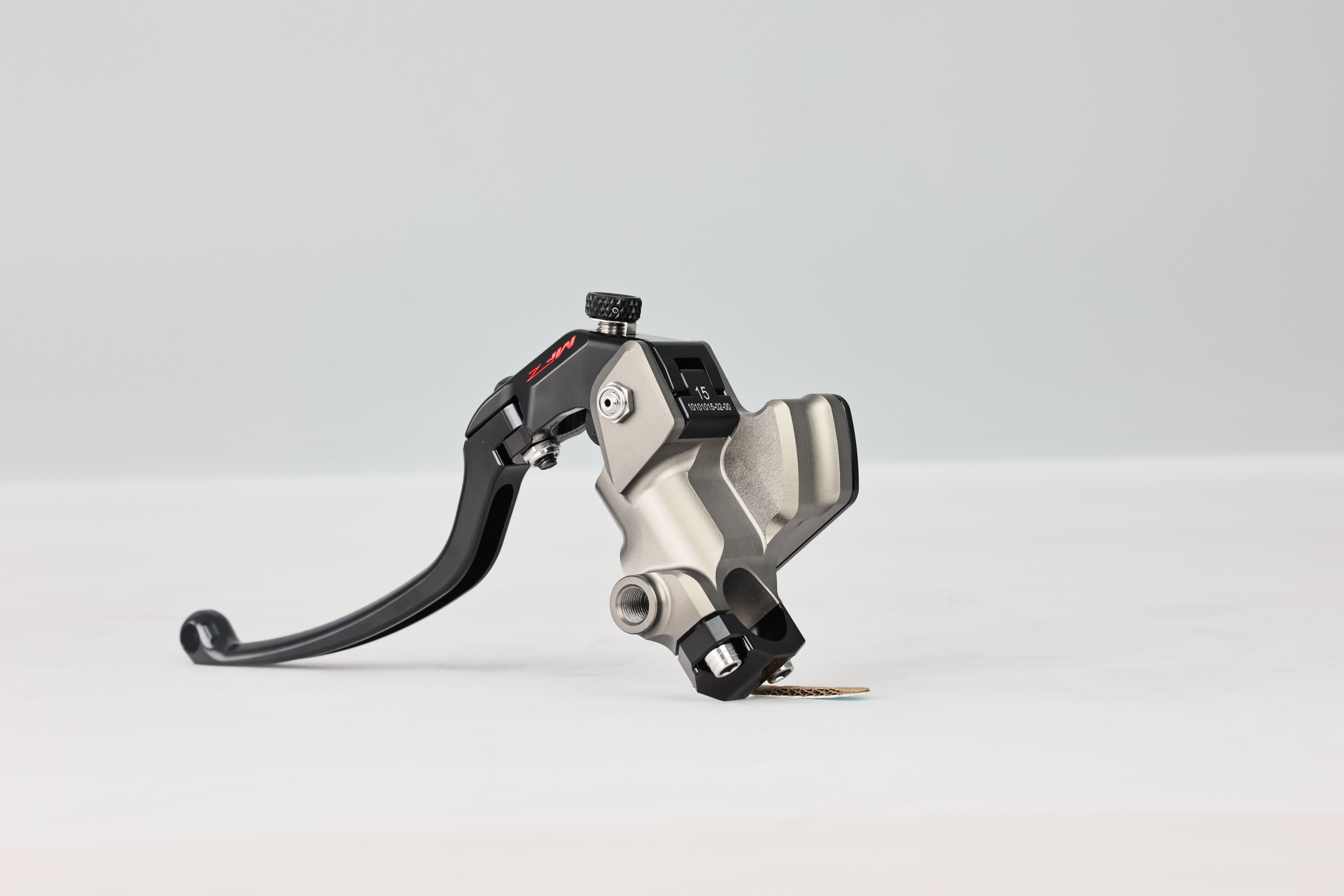 MAS-02R-17.5CB-15LRight Integrated Master Cylinder – Hard Anodized Natural Finish