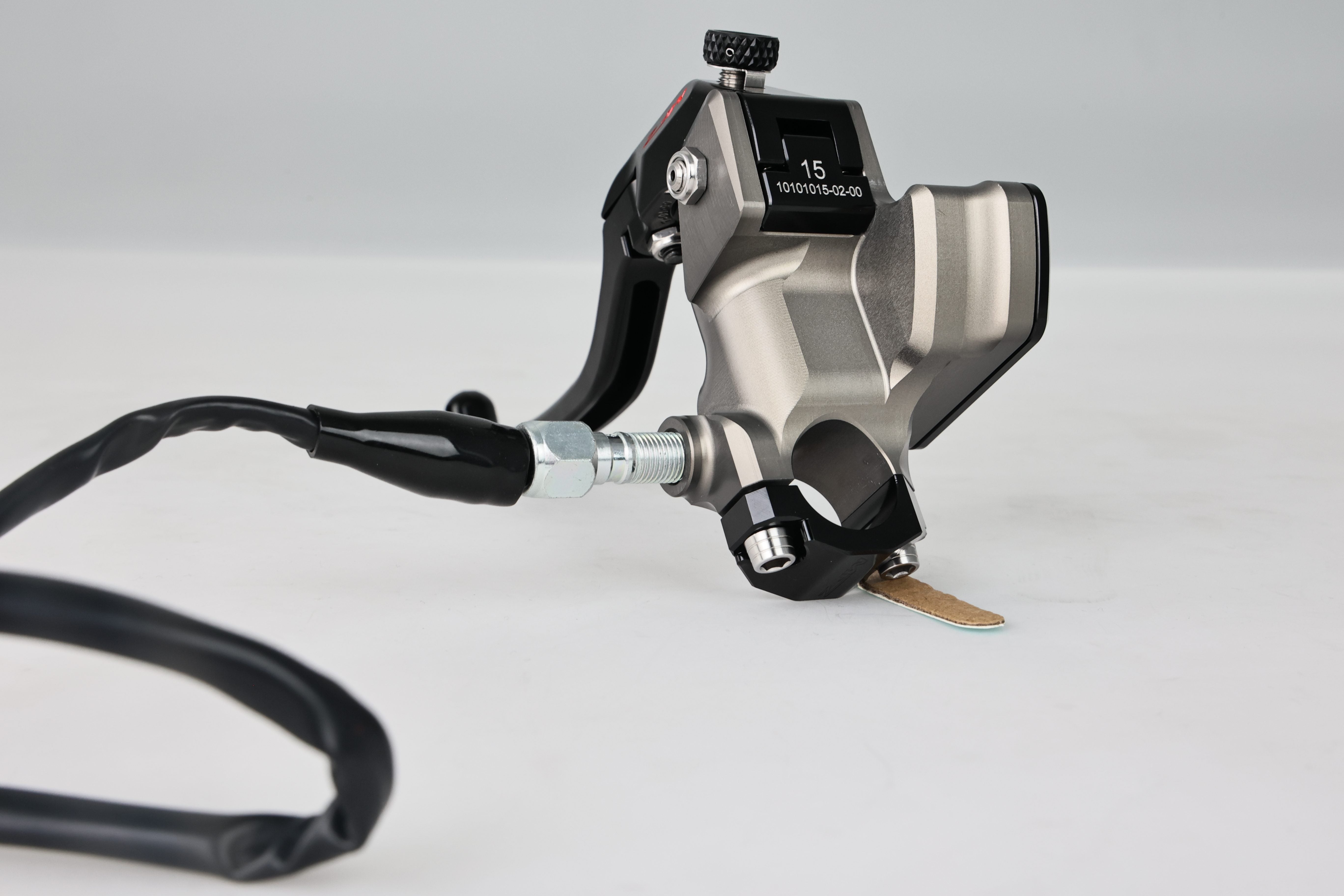 MAS-02R-17.5CB-15LRight Integrated Master Cylinder – Hard Anodized Natural Finish