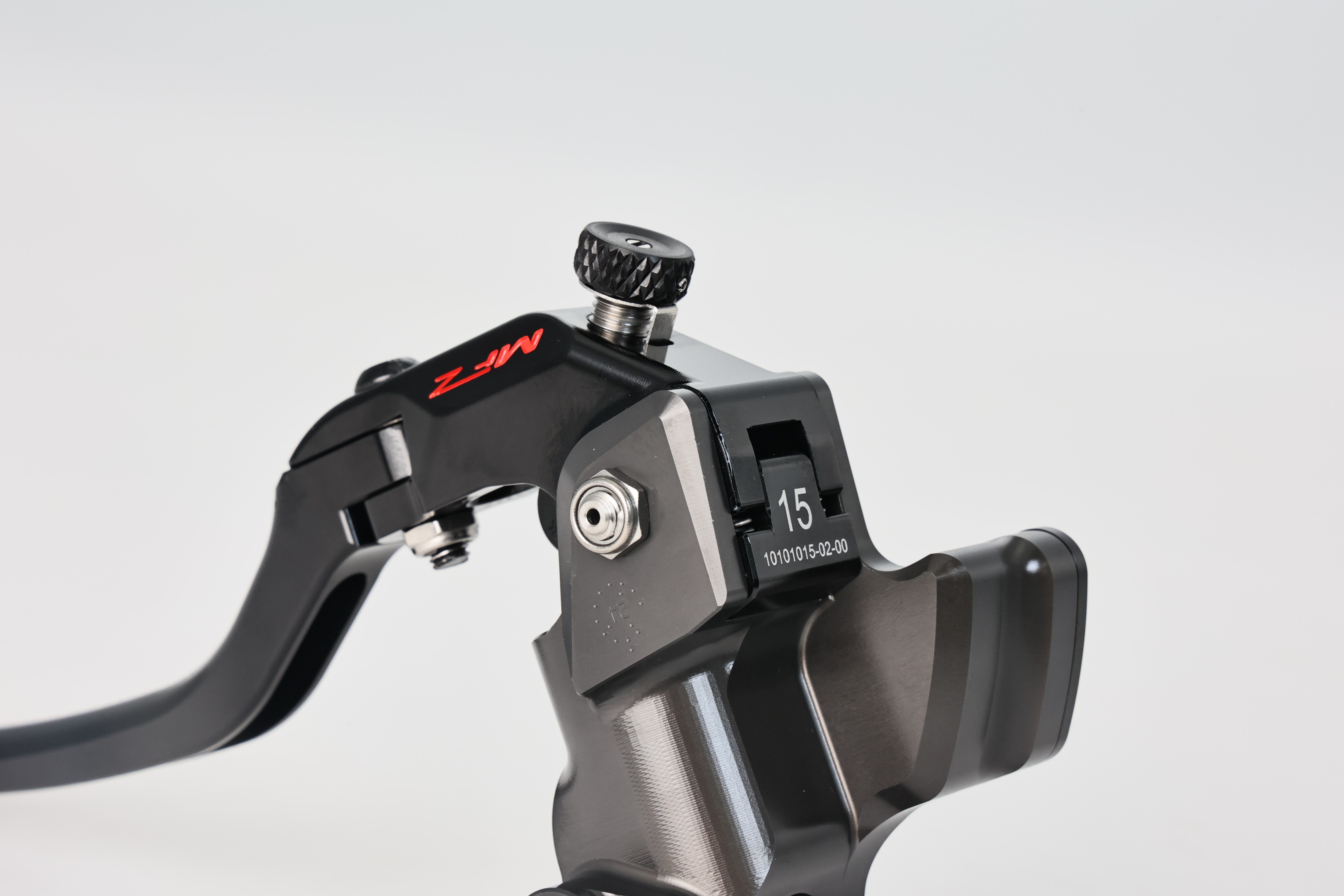 MAS-02R-15CB-15LRight Integrated Master Cylinder – Hard Anodized Natural Finish