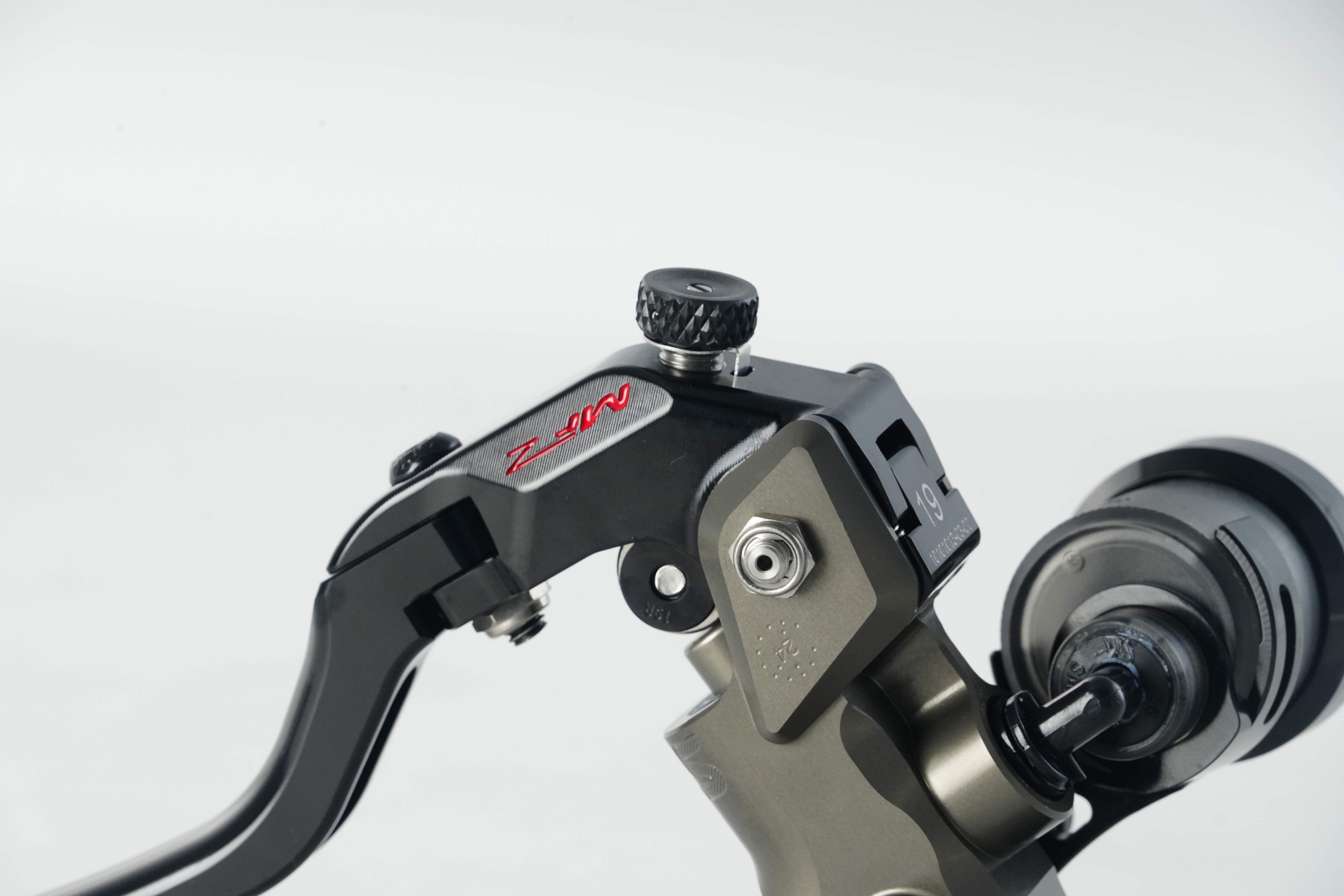 MAS-03R-15AB-19LRight Separate Brake Master Cylinder – Hard Anodized Natural Finish