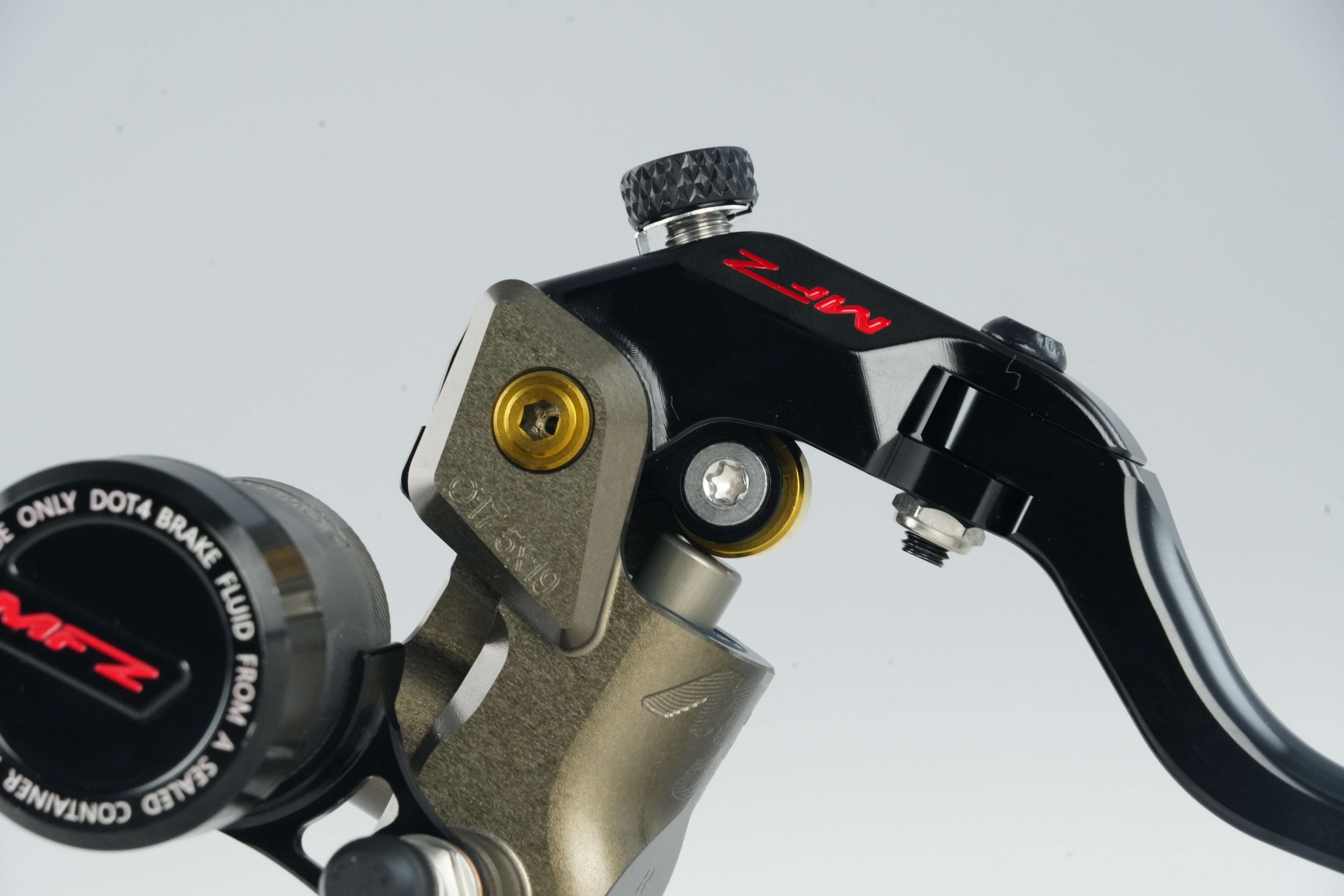 MAS-03R-17.5AB-19LRight Separate Brake Master Cylinder – Hard Anodized Natural Finish
